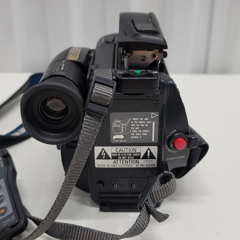 Sony Handycam CCD-TR31 8mm Video 8 Camcorder *For Parts Or Repair!*